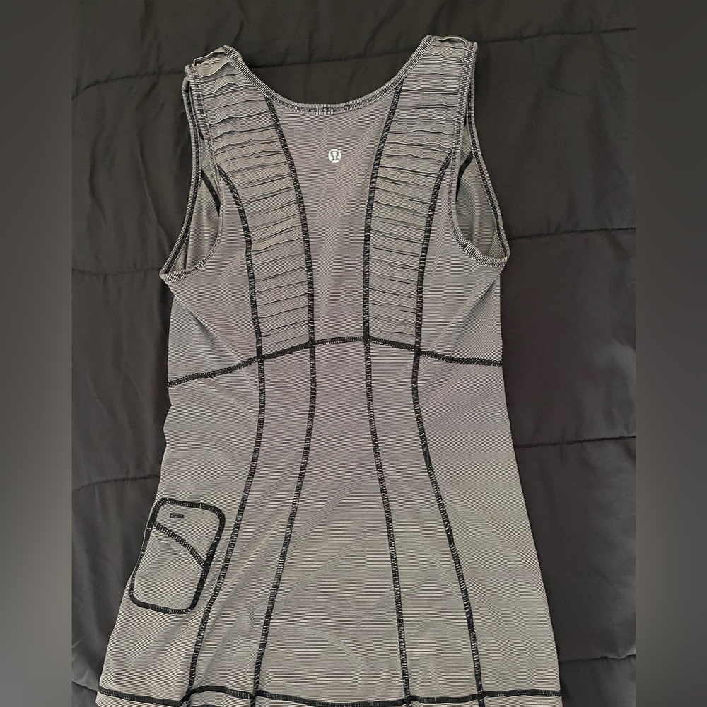 Lululemon Run On Course Tank Top 
Women’s Size 4 
Color Black Microscope